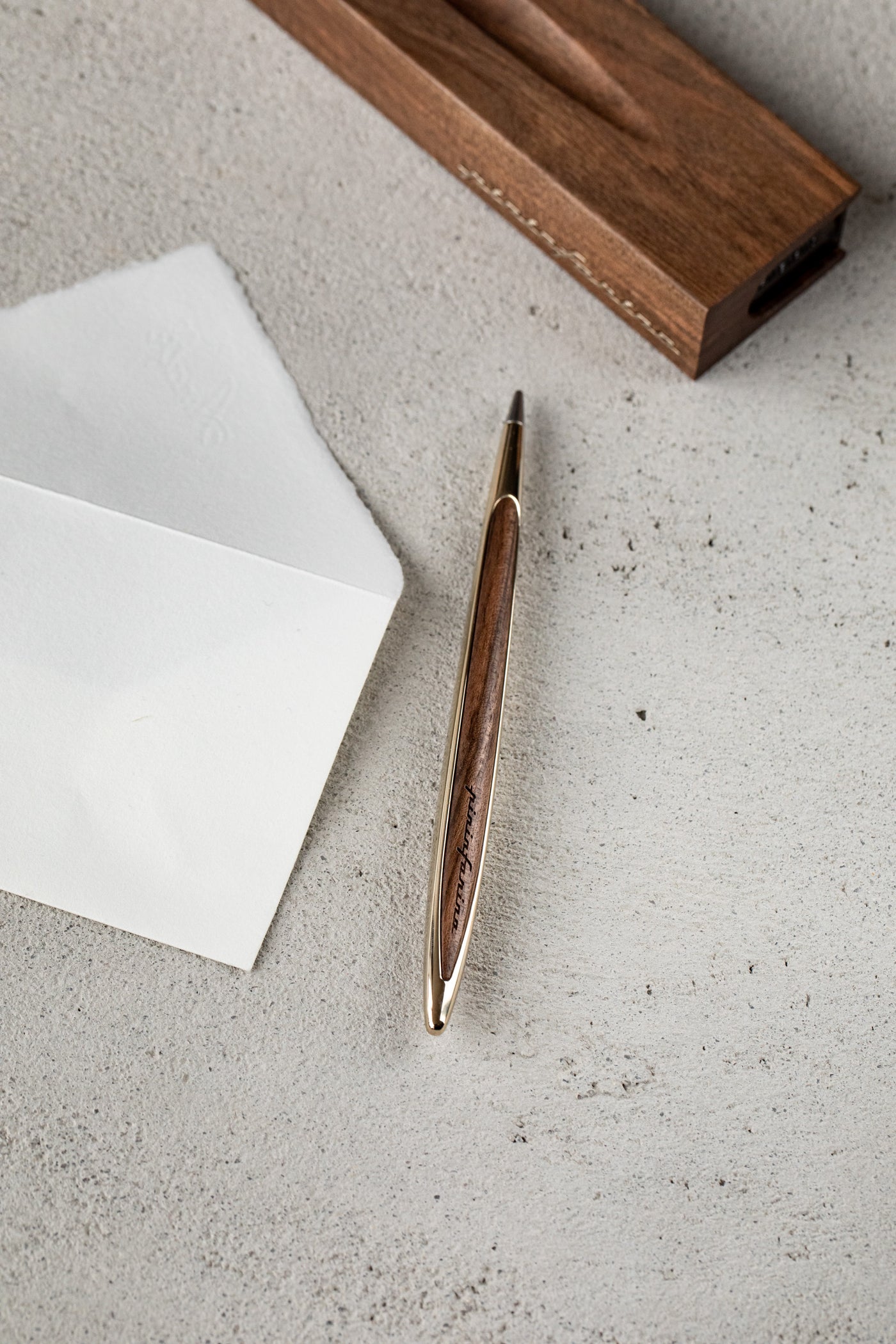 Pininfarina | Cambiano | Pale Gold | Classic Ethergraf metal alloy tip | Solid Wood Desk Stand