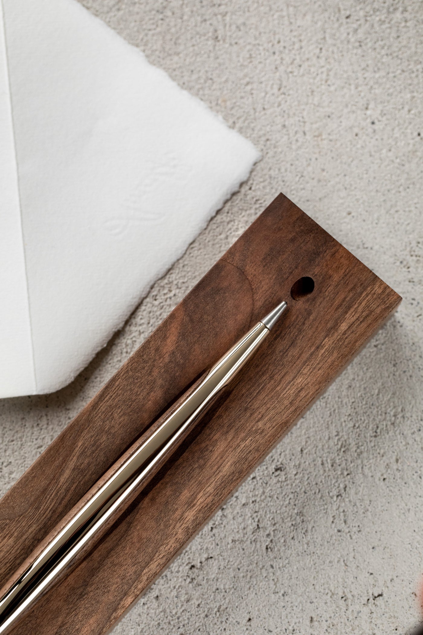 Pininfarina | Cambiano | Pale Gold | Classic Ethergraf metal alloy tip | Solid Wood Desk Stand